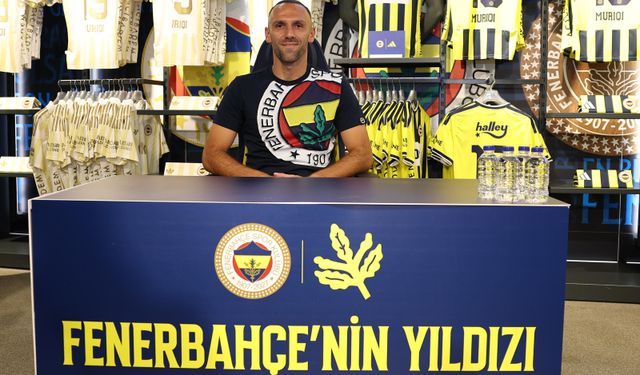 Vedat Muriqi imza gününde Fenerbahçeli taraftarlarla buluştu