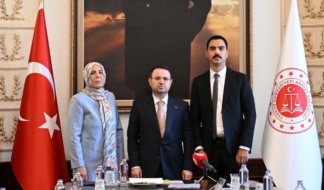 Bakan Gürlek, Muhsin Yazıcıoğlu'nun ailesini kabul etti