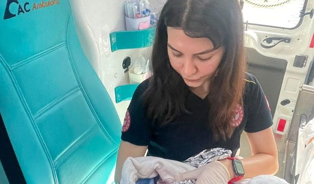 7'nci çocuğunu ambulansta dünyaya getirdi