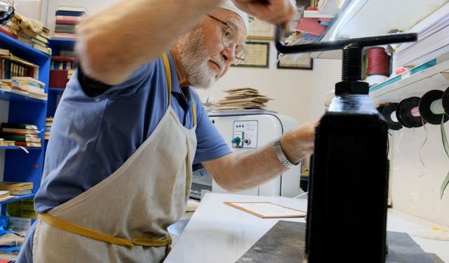 Babasından devraldığı mücellitliği 57 yıldır sürdürüyor
