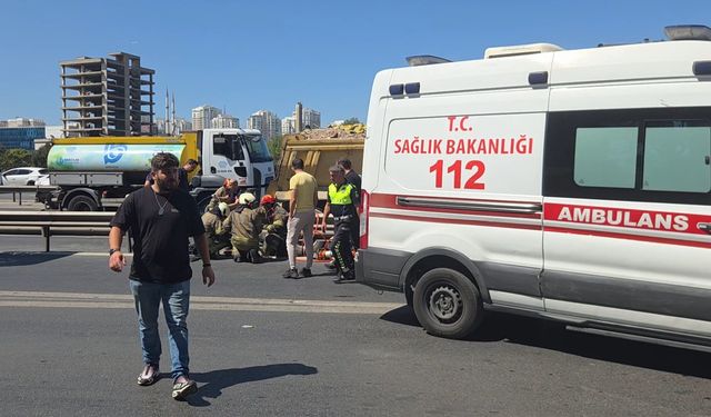 Bağcılar'da hafriyat kamyonunun altında kalan motosikletli hayatını kaybetti