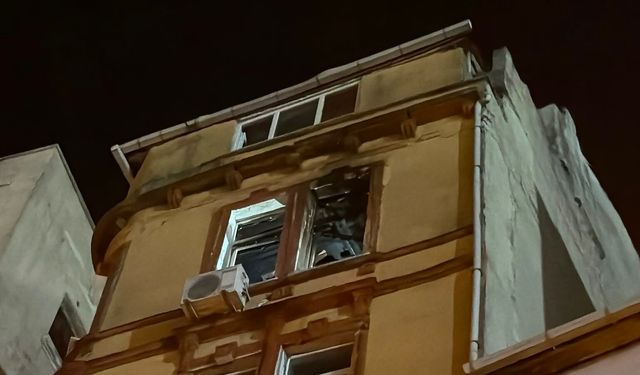 Beyoğlu'nda maçta atılan havai fişek, bir ressamın 20 yıllık tablolarını yaktı