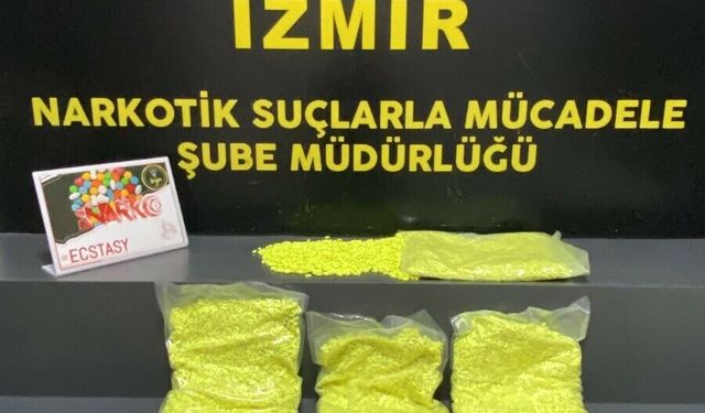 Bornova’da çantasında binlerce hapla yakalandı