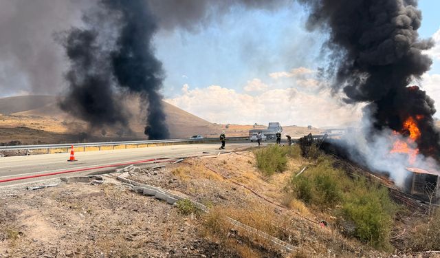 Devrilen madeni yağ yüklü TIR alev aldı; sürücüsü öldü