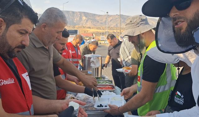 Irak sınırındaki Filistin Konvoyu'na günlük 3 öğün yemek desteği