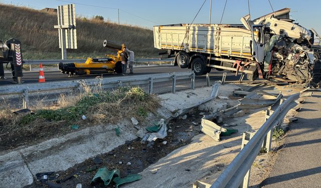 Kamyon, bariyerlere çarptı: 2 ölü