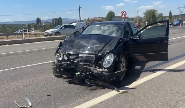 Kütahya'da 2 otomobil çarpıştı; 1 ölü, 1'i çocuk 4 yaralı