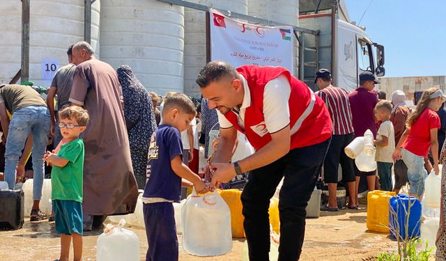 Türk Kızılay Gazze'de hijyen kiti ve temiz içme suyu dağıtımına başladı