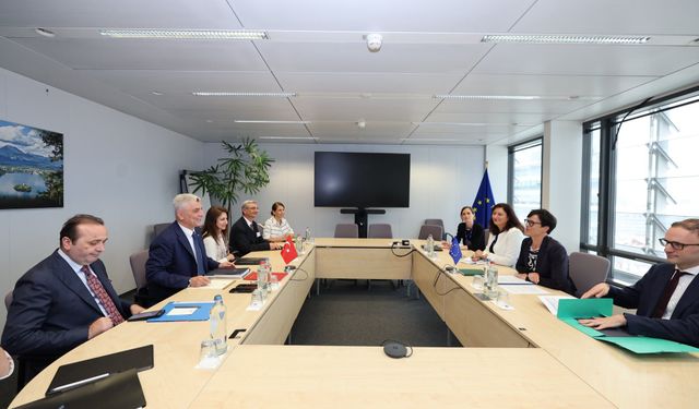 Bakan Bolat, Avrupa Komisyonu Genişleme ve Doğu Komşuluğu Komiseri Kos ile görüştü
