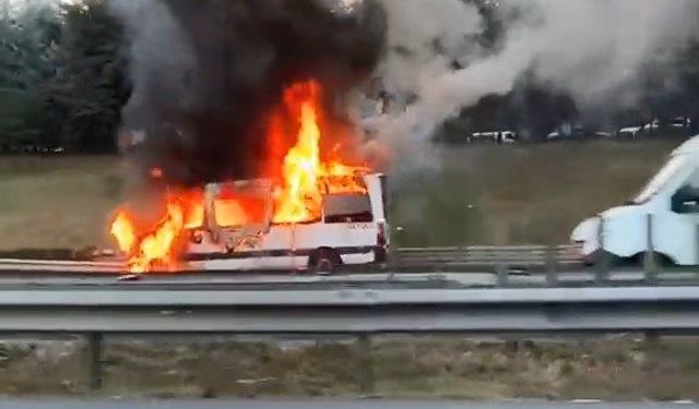 Bayrampaşa'da servis minibüsü alev alev yandı