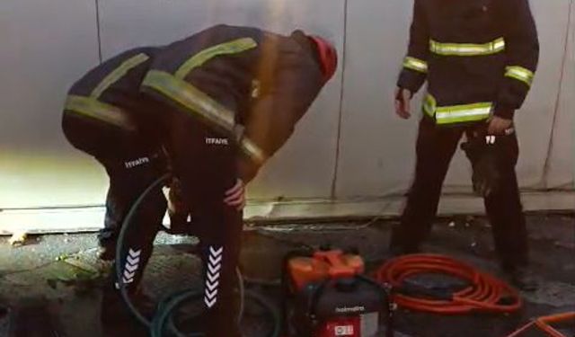 Otomobille çarpışan TIR durağa devrildi: 2 ölü