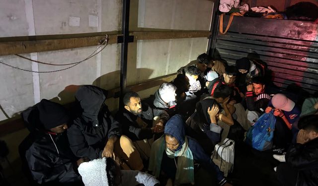 Tekirdağ'da kamyonette 19 kaçak göçmen yakalandı