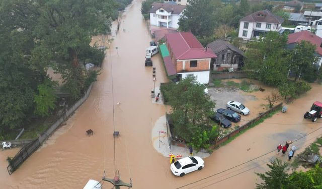 Sakarya'da sağanak sonrası Geyve'de yol çöktü, Karasu'da sel yaşandı