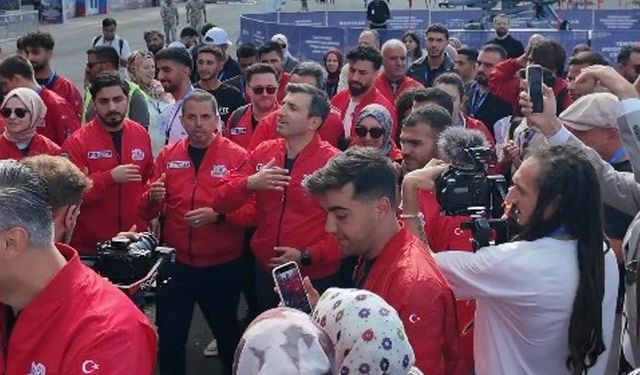 Selçuk Bayraktar, Şanlıurfa’da türkü eşliğinde halay çekti