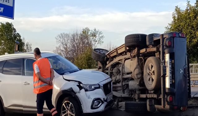 İçinde çocukla kaçırdığı otomobille 3 kişiye çarptı: 3 yaralı