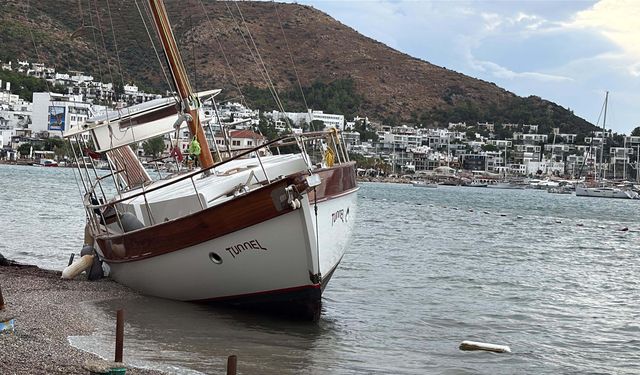 Bodrum'da yelkenli tekne karaya oturdu