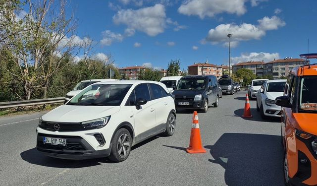 Esenler'de damperi açık hafriyat kamyonu yön tabelalarına çarptı