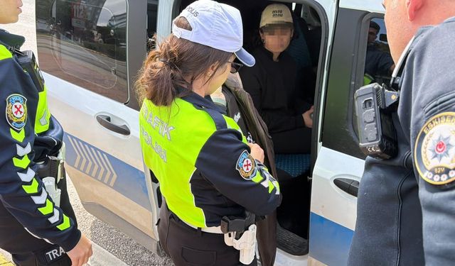 Eskişehir'de polisten kaçan araçtan atılan çantadan uyuşturucu çıktı: 2 gözaltı