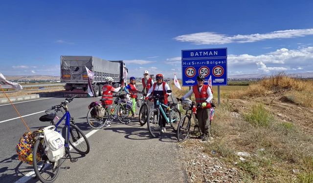 Hayatını kaybeden kız çocukları için Diyarbakır’dan İran’a pedal çeviriyorlar