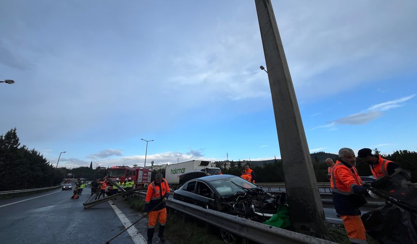 TEM'de bariyere çarpan otomobilin sürücüsü yaralandı
