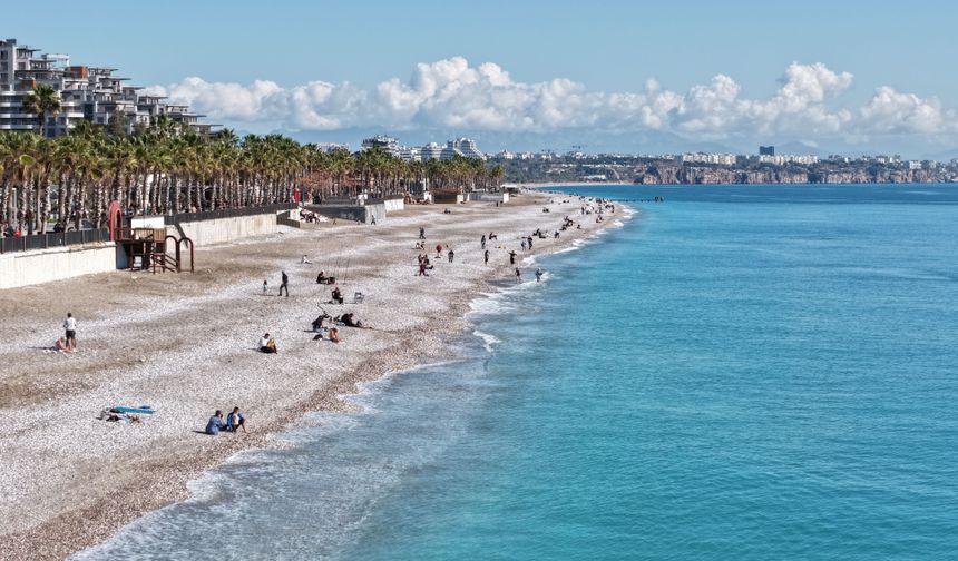 Antalya'da güneşi gören sahile koştu