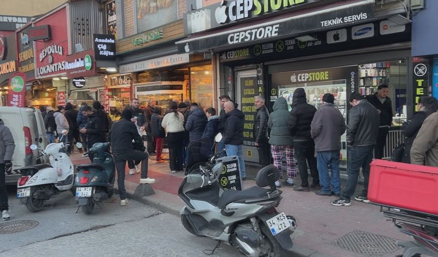 Beyoğlu'nda ilk iftar öncesi pide kuyruğu