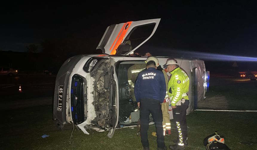 Manisa'da otomobille çarpışan ambulans devrildi