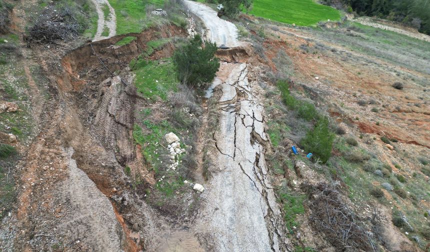 Manisa'da Sülüklü Göl yolunda toprak kayması; yol ulaşıma kapatıldı