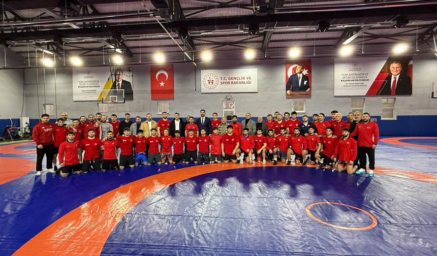 Mesut Özil'den güreş milli takım kampına ziyaret / Fotoğraf eklendi