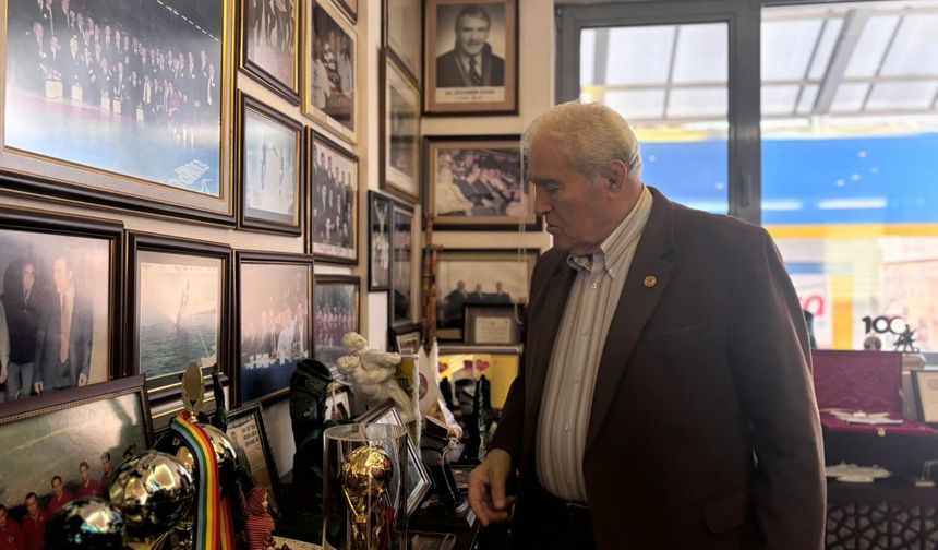 TMOK Anma ve Onurlandırma Komisyonu'ndan güreşin efsanesi Ahmet Ayık'a onur ödülü