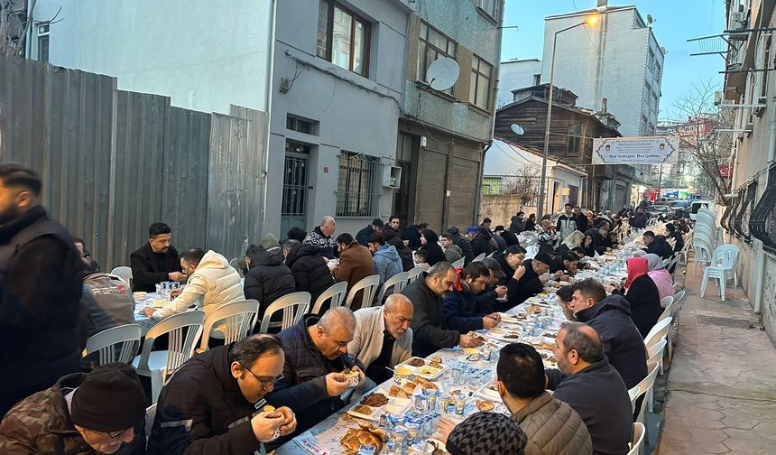 Beyoğlu’nda Emre Kesik’ten büyük sokak iftarı