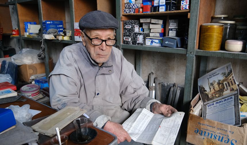 90 yaşındaki Anadol ustası, araçları yeniden trafiğe çıkarıyor