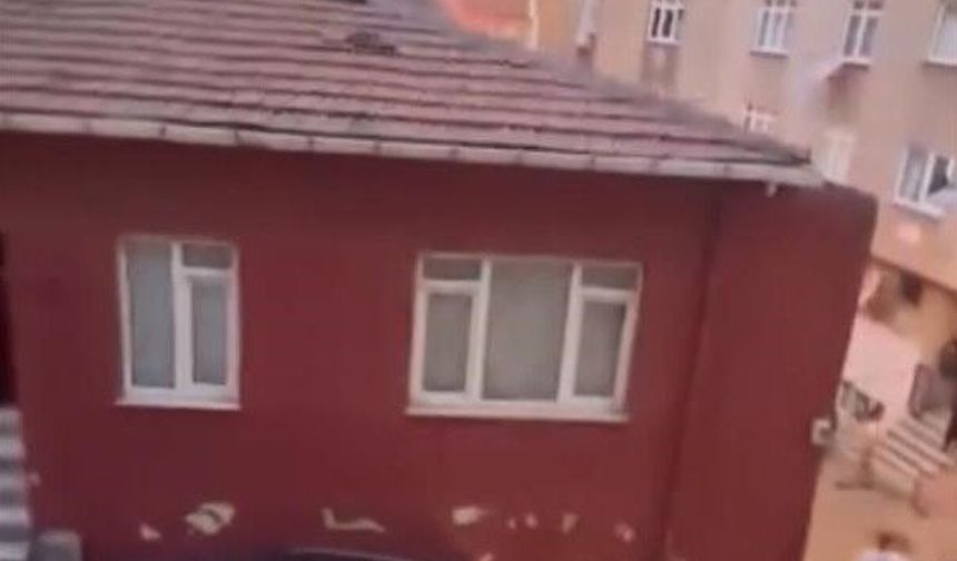 Beyoğlu'nda 2 gün önce park edilen araç alev alev yandı