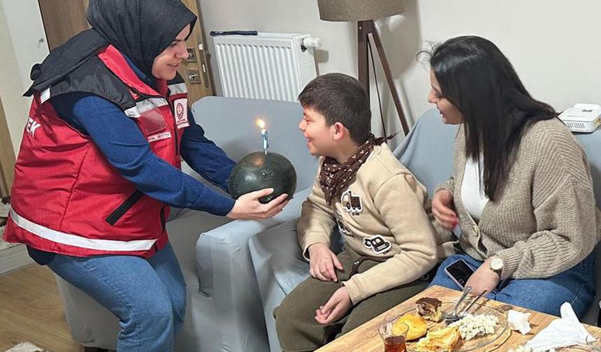 Pastaya alerjisi olan otizmli Egecan'a karpuzlu doğum günü kutlaması