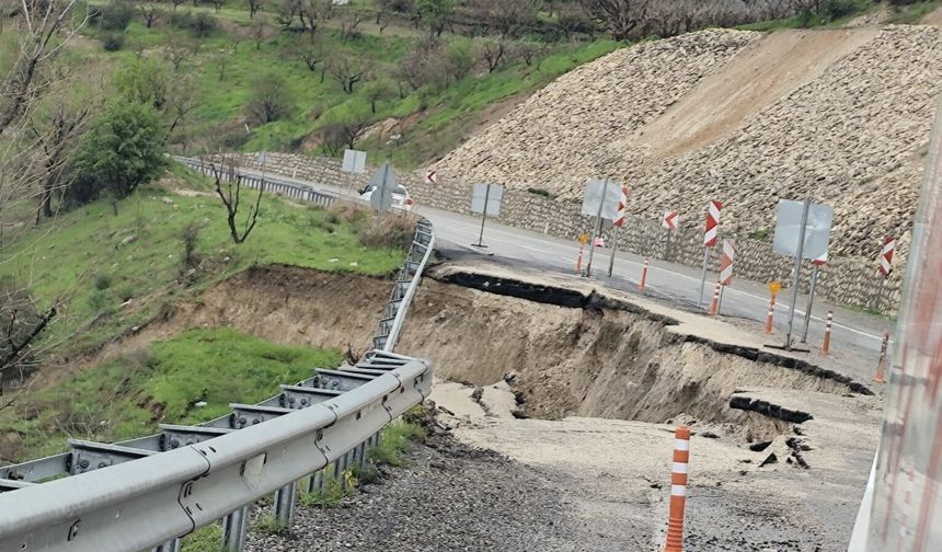 Siirt'te heyelan nedeniyle kara yolunda çökme meydana geldi