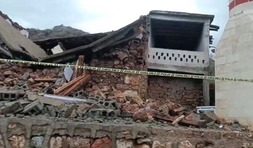 Siirt'te sağanağın etkisiyle metruk ev çöktü