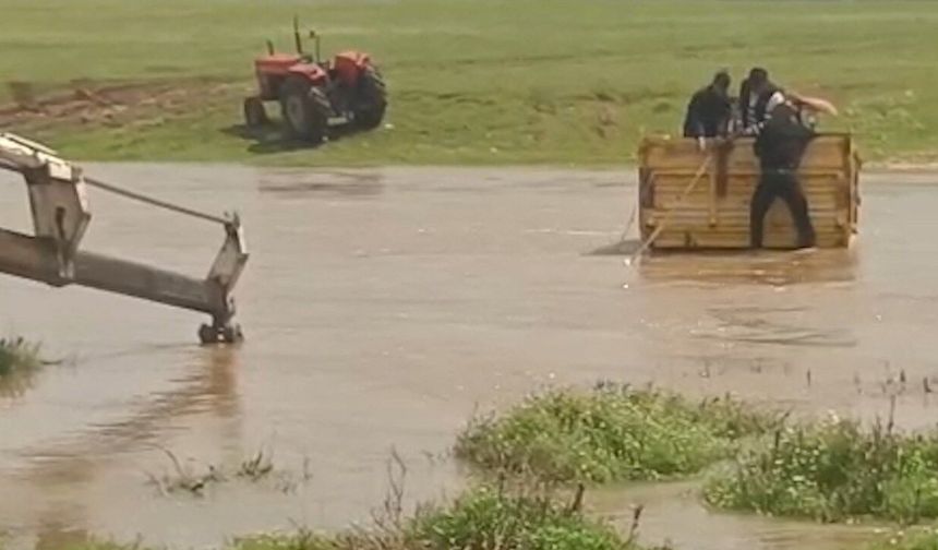 Traktörle dereden geçerken mahsur kalan 3 kişi kurtarıldı