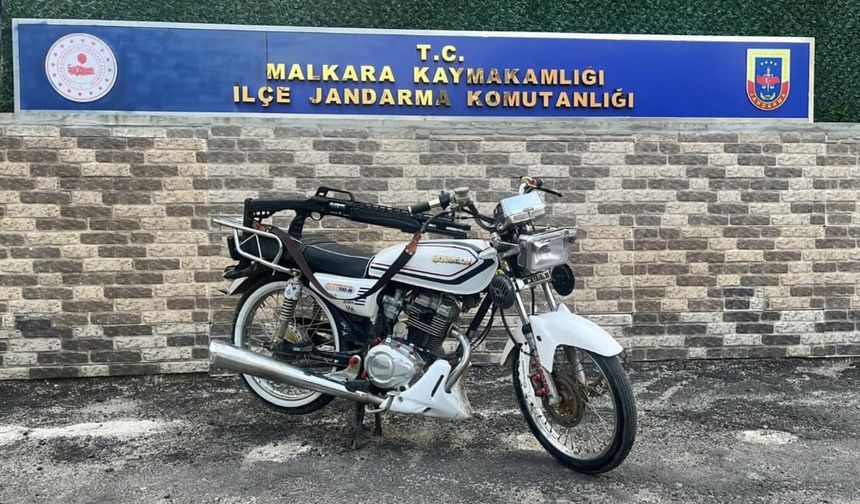 Tüfek ve motosikleti sanal medyada 'ikisi de ruhsatsız' notuyla paylaşan 2 kişiye gözaltı