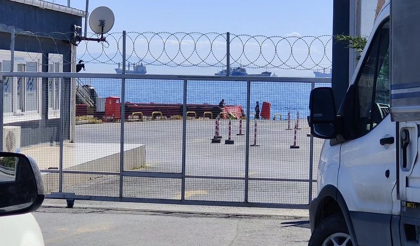 Ahırkapı'da gemide ölü bulunan Rus mürettebatın cenazesi Adli Tıp Kurumu'na kaldırıldı