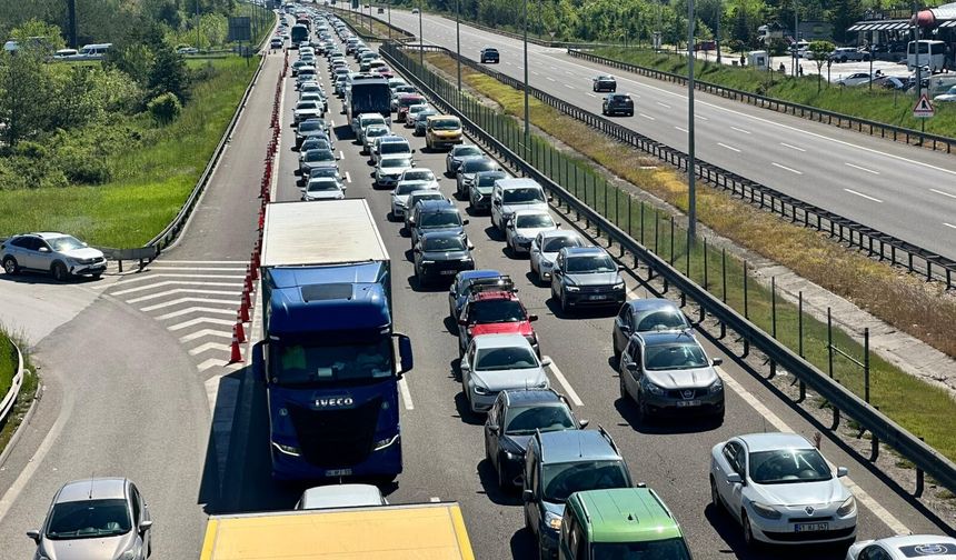 Anadolu Otoyolu'nun Bolu geçişinde trafik yoğunluğu
