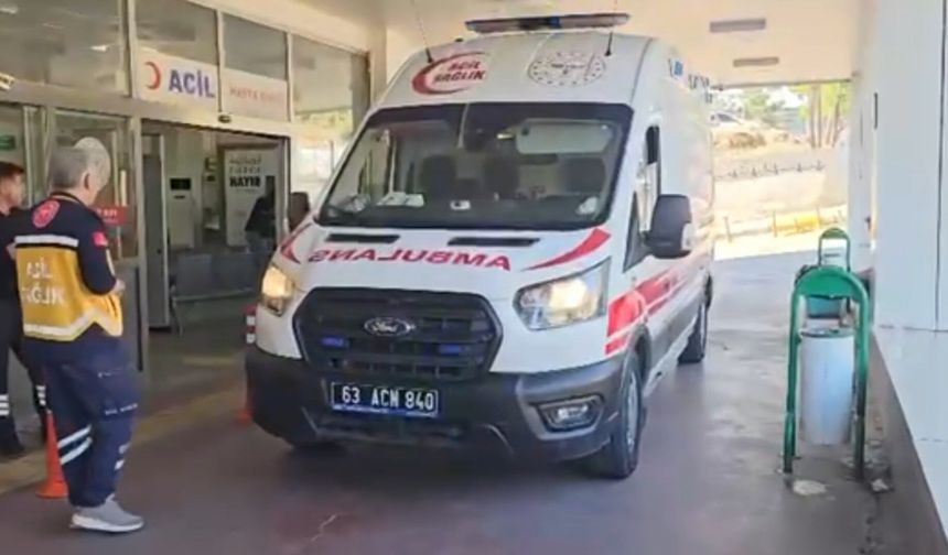 Bahçesinde gördüğü yılanı vurmak isterken av tüfeği ile 5 kişiyi yaraladı