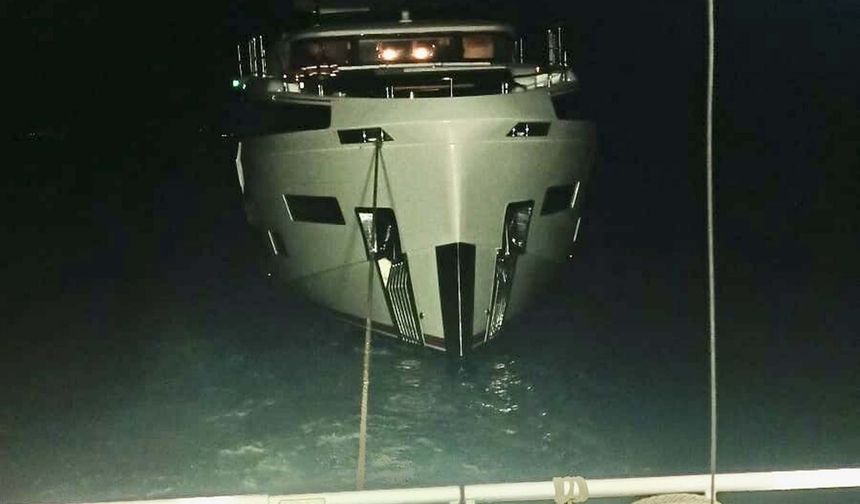 Çanakkale Boğazı'nda sürüklenen tekne kurtarıldı