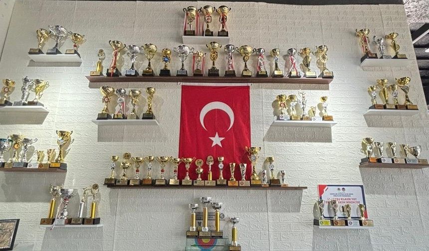 Gazinin yetiştirdiği okçulardan 85 kupa