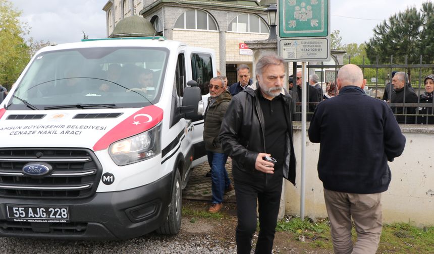 Oyuncu Mehmet Aslantuğ, annesini son yolculuğuna uğurladı