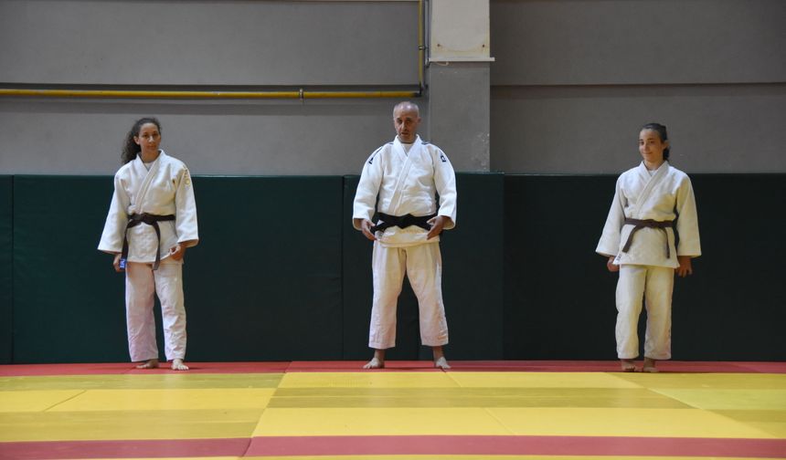 Tokalaştığı antrenörün gücünü fark edip tavsiyesiyle judoya başlayan Elif'ten 'altın' başarı