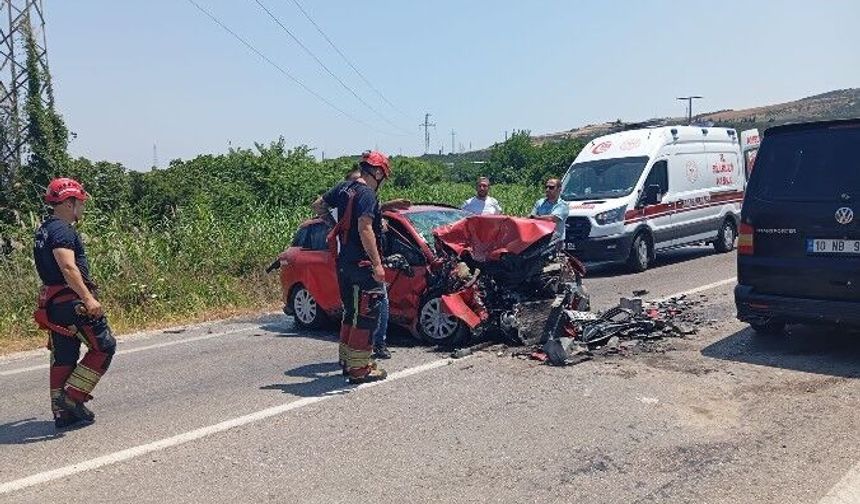 Erdek'te otomobiller kafa kafaya çarpıştı; 1 ölü, 2 yaralı