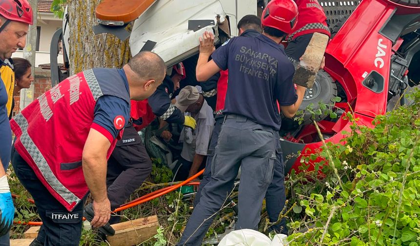 Forklift yüklü vinçli kamyonet devrildi, sıkışan sürücüyü itfaiye kurtardı