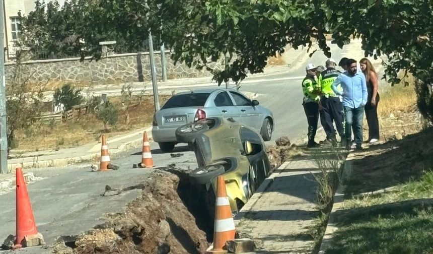 Otomobil, açılan çukura uçtu