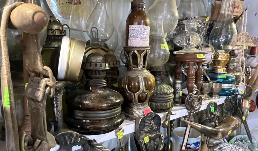 Yarım asırlık koleksiyonu, 15 metrekare dükkanda sergiliyor