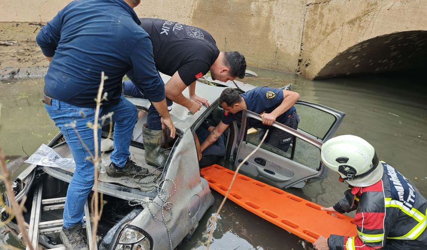 Otomobil, su tahliye kanalına uçtu: 2 yaralı